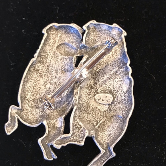 2 🐷🐷Piggies hugging broach!